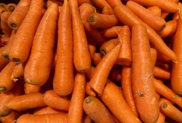 Морковь дешевеет уже шесть недель подряд: сколько сейчас стоит овощ