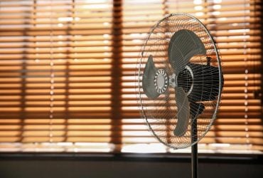 Більшість направляє вентилятор на себе,  а в спеку ефективніше зовсім інакше