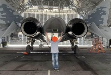Три в одному: Су-57 показали в ангарі з новими ракетами та прицільним контейнером