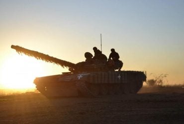 Зброю проти дронів шукають і Україна, і Росія: Сирський про те, як повернути танки у бій