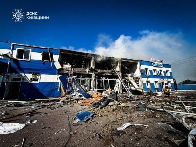 Россияне ударили по молокозаводу под Броварами, есть погибшие и раненые