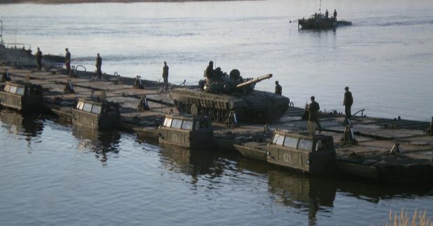 Росіяни звели понтонну переправу на в'їзді в Крим