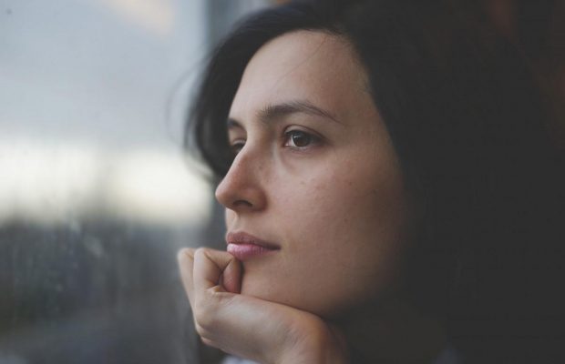 Одинокие люди испытывают уникальную эмоцию, которую не понимают люди в отношениях