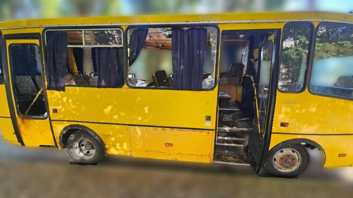 Россияне ударили дроном по маршрутке в Херсоне: среди погибших - 18-летняя девушка Россияне ударили дроном по маршрутке в Херсоне: среди погибших - 18-летняя девушка