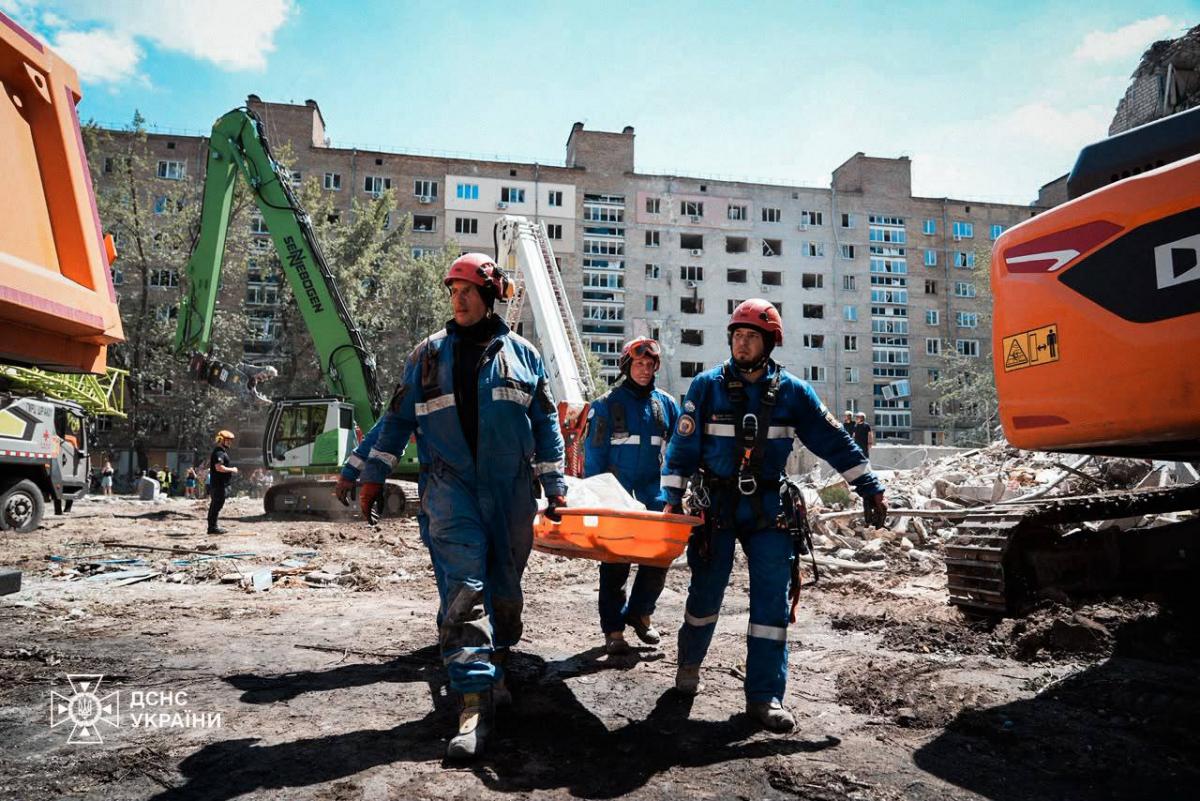 Удар РФ по Києву: під завалами будинку може залишатись 9 людей Удар РФ по Києву: під завалами будинку може залишатись 9 людей