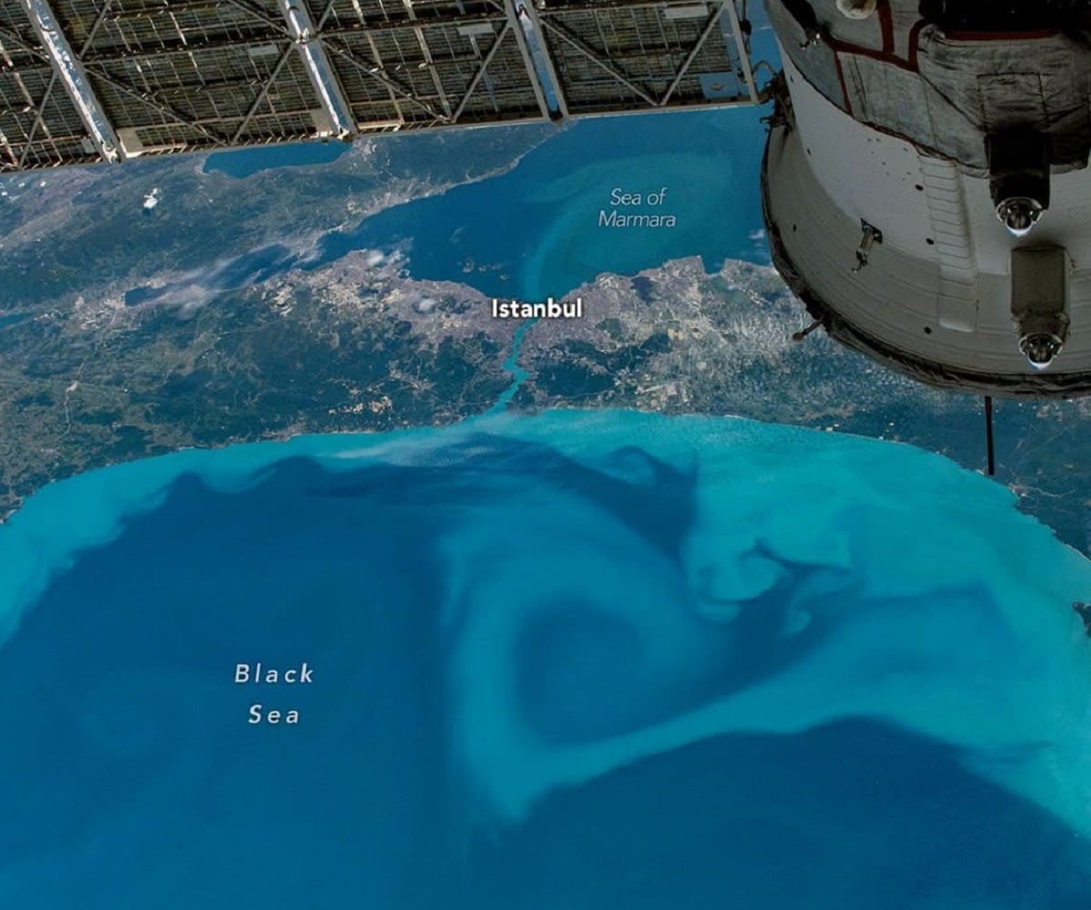 Супутник NASA зафіксував у Чорному морі велетенські бірюзові вири: звідки вони взялись