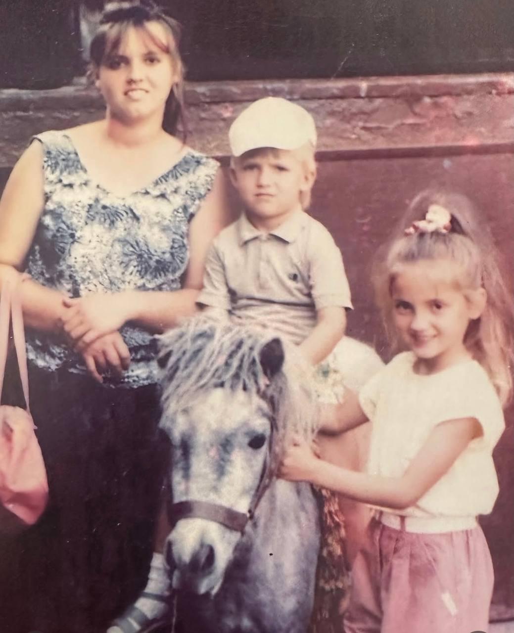 Цибульська здивувала архівним фото: який вигляд мала співачка в дитинстві Цибульська здивувала архівним фото: який вигляд мала співачка в дитинстві