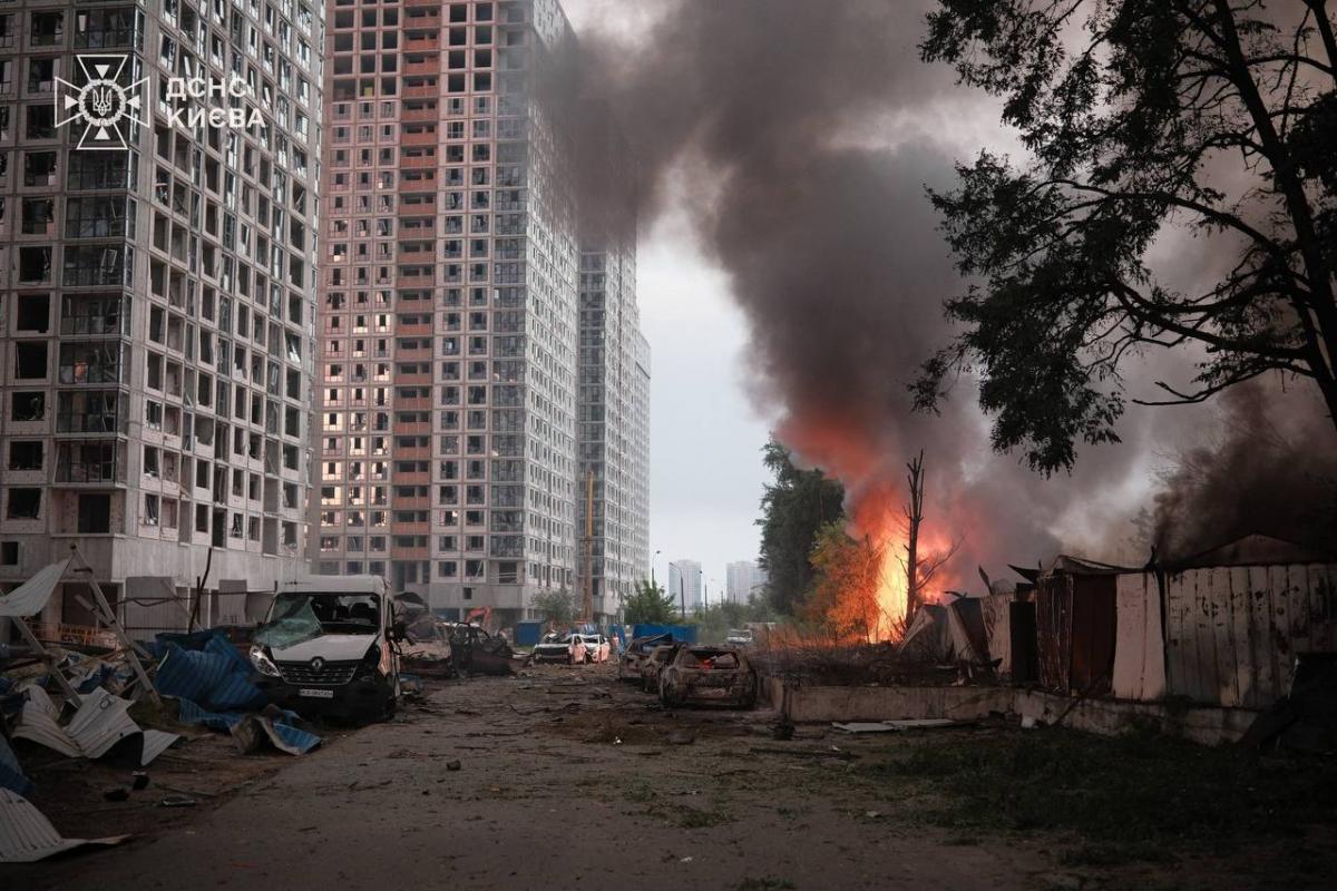У Києві після атаки РФ масштабні руйнування: є загиблі та багато поранених (фото) У Києві після атаки РФ масштабні руйнування: є загиблі та багато поранених (фото)