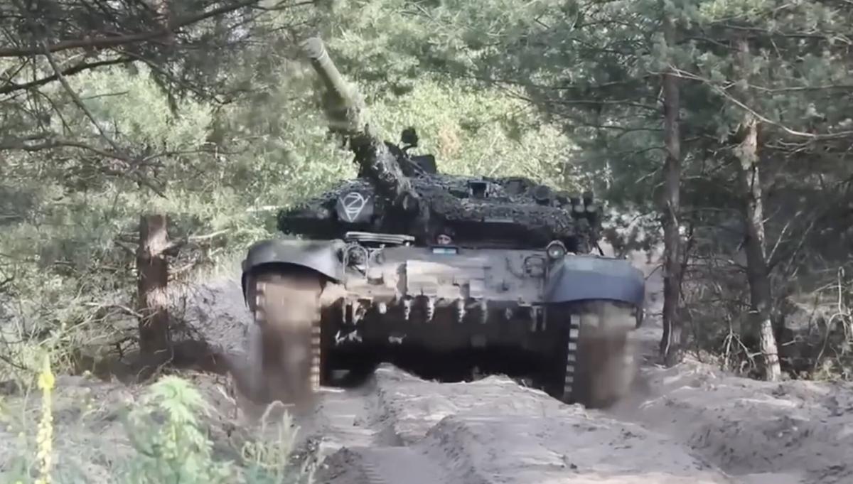 На фронті засвітився російський танк із новою системою захисту: що про нього відомо На фронті засвітився російський танк із новою системою захисту: що про нього відомо