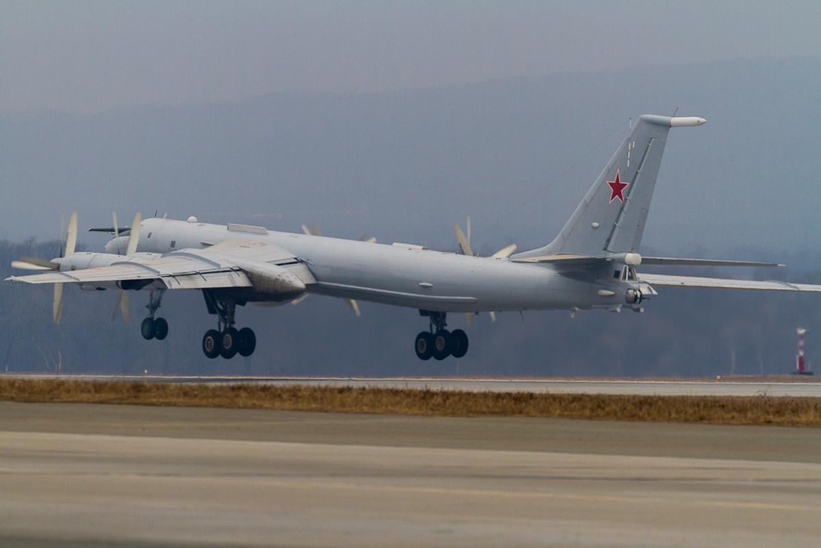 Российский Ту-142 совершил загадочную операцию вблизи кораблей НАТО: что он сбрасывал в море Российский Ту-142 совершил загадочную операцию вблизи кораблей НАТО: что он сбрасывал в море