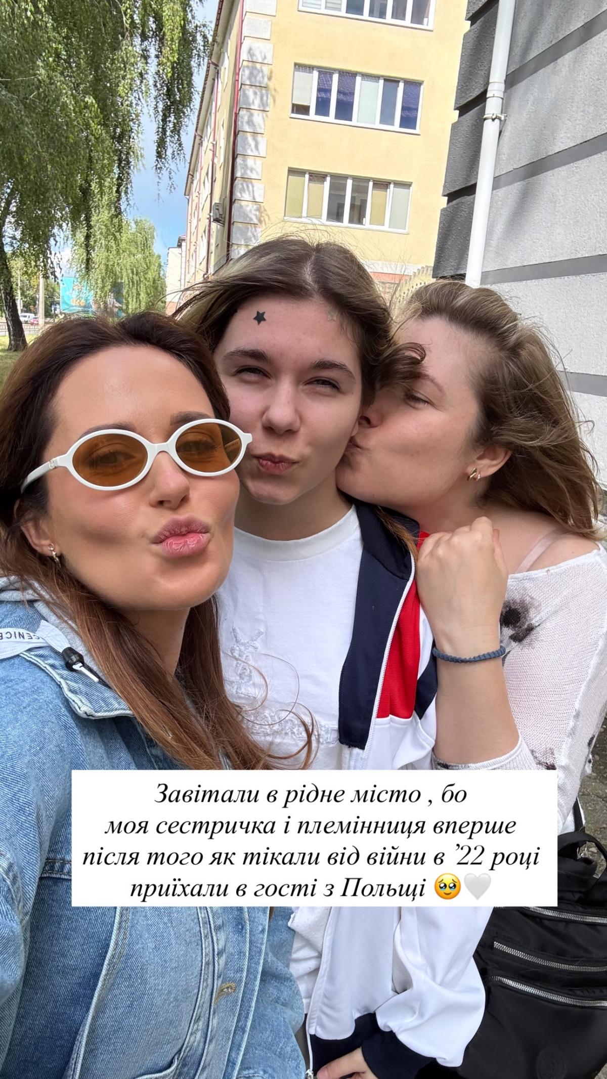 'Тікали від війни': Денисенко показала сестру, яка виїхала з України (фото) 'Тікали від війни': Денисенко показала сестру, яка виїхала з України (фото)
