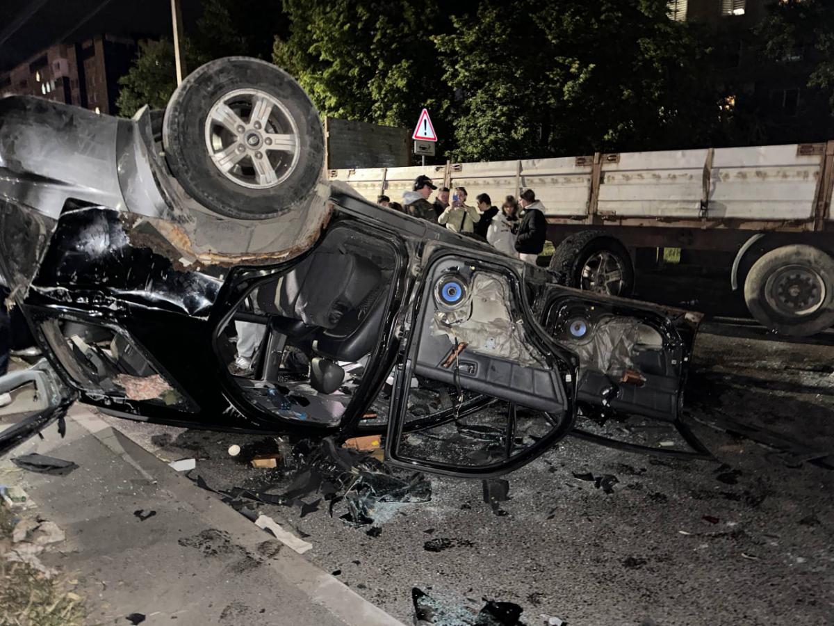 У Львові під час масової сутички перекинули автомобіль групи оповіщення ТЦК