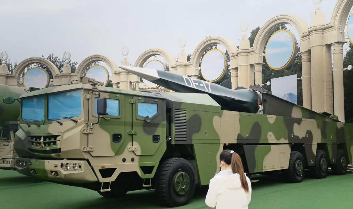 Китай показав гіперзвукову ракету DF-17: чому вона становить загрозу для США
