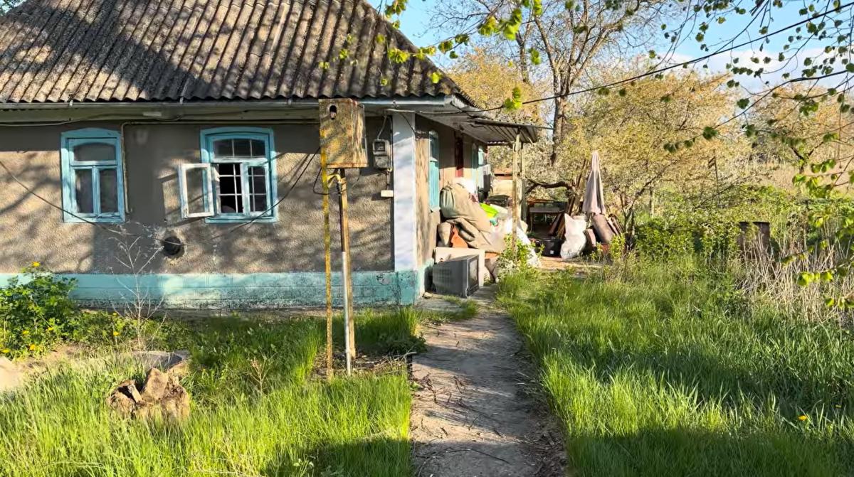 Чоловік купив сторічну хату-мазанку біля Дністра та розповів, як планує її відновити Чоловік купив сторічну хату-мазанку біля Дністра та розповів, як планує її відновити