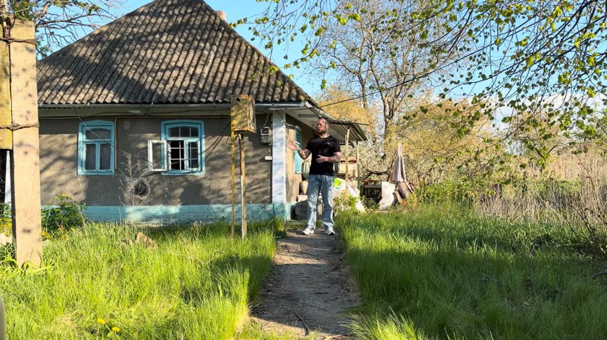 Чоловік купив сторічну хату-мазанку біля Дністра та розповів, як планує її відновити Чоловік купив сторічну хату-мазанку біля Дністра та розповів, як планує її відновити