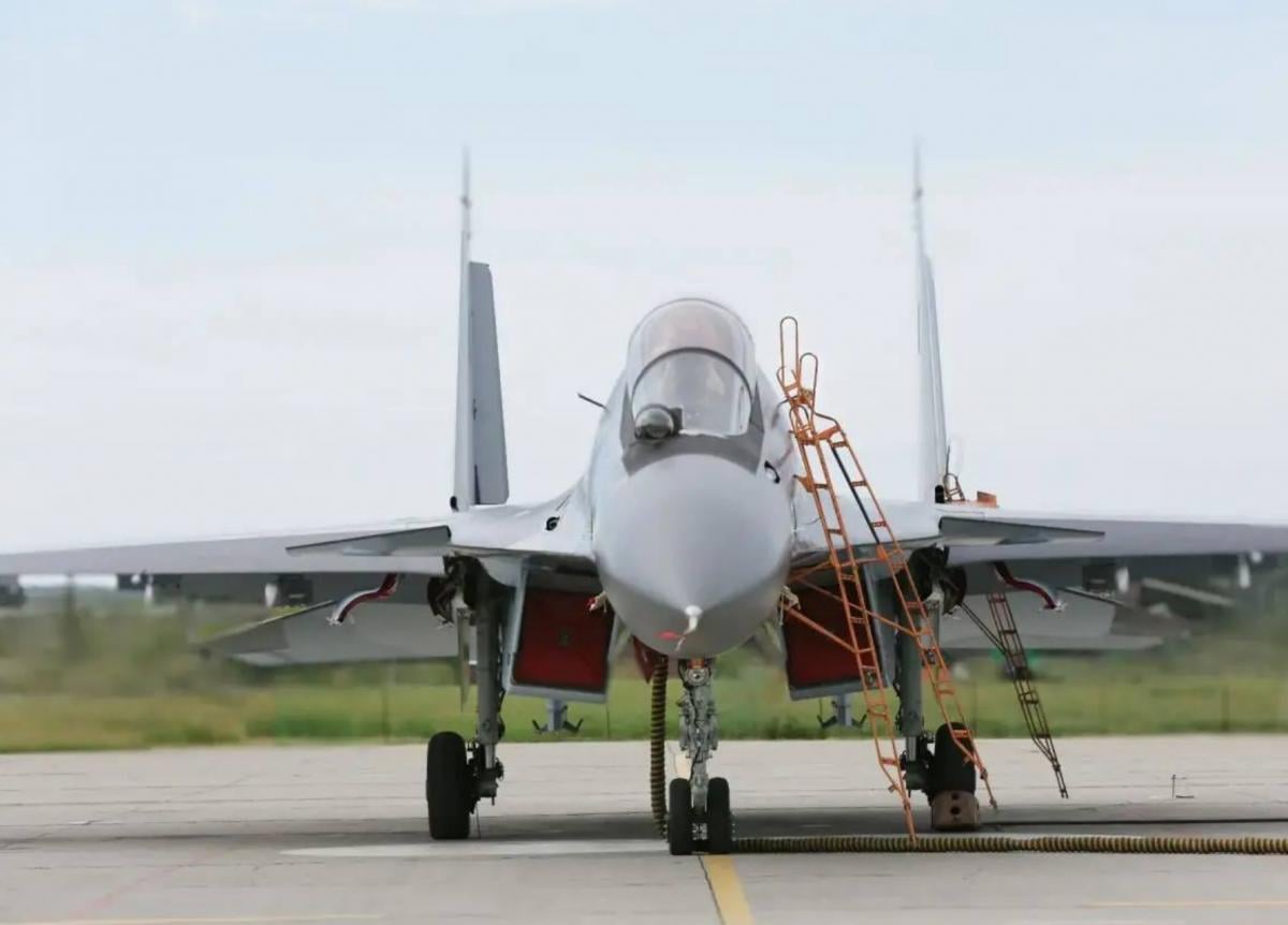 Російська армія отримала нові винищувачі Су-30СМ2 і фронтові бомбардувальники Су-34 (фото) Російська армія отримала нові винищувачі Су-30СМ2 і фронтові бомбардувальники Су-34 (фото)