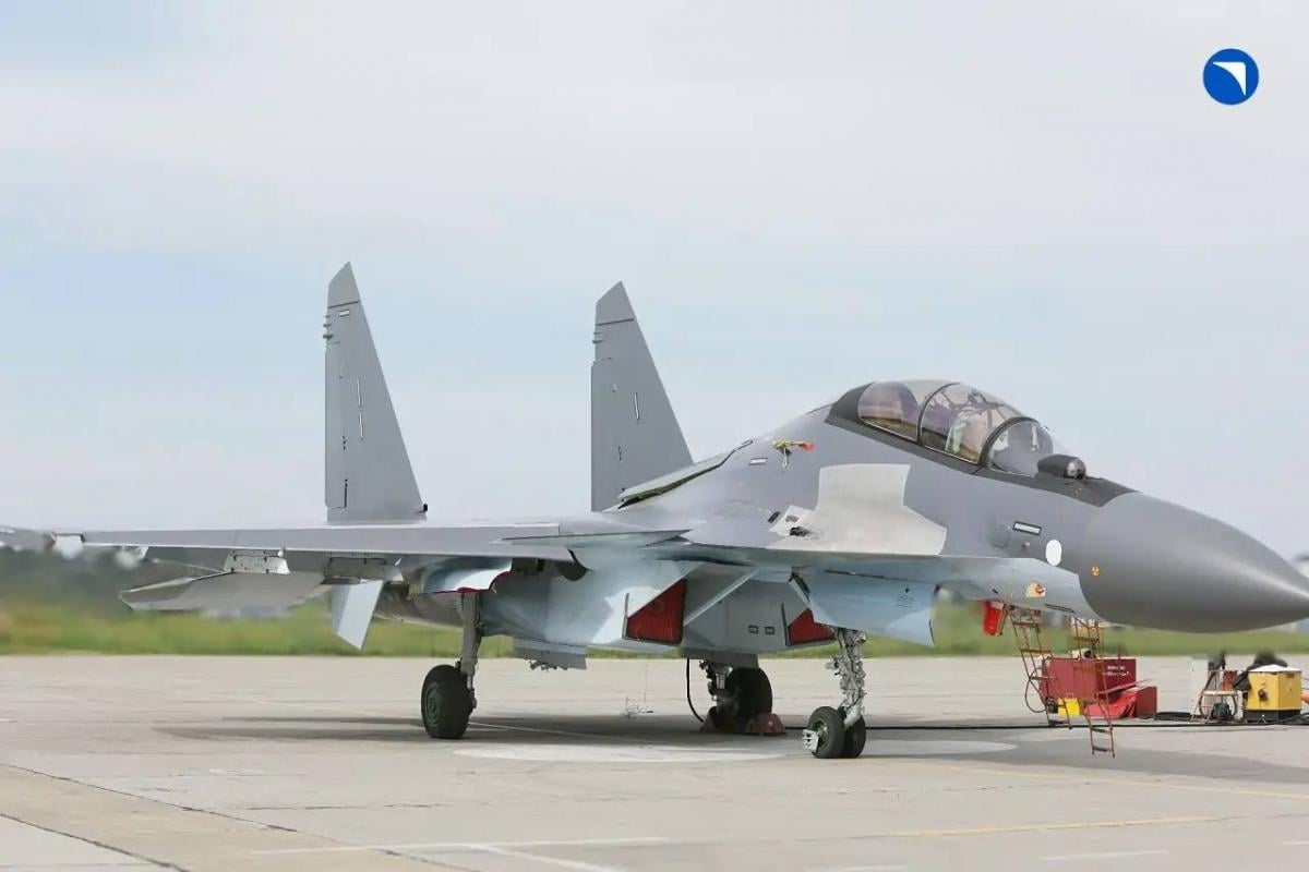 Російська армія отримала нові винищувачі Су-30СМ2 і фронтові бомбардувальники Су-34 (фото) Російська армія отримала нові винищувачі Су-30СМ2 і фронтові бомбардувальники Су-34 (фото)