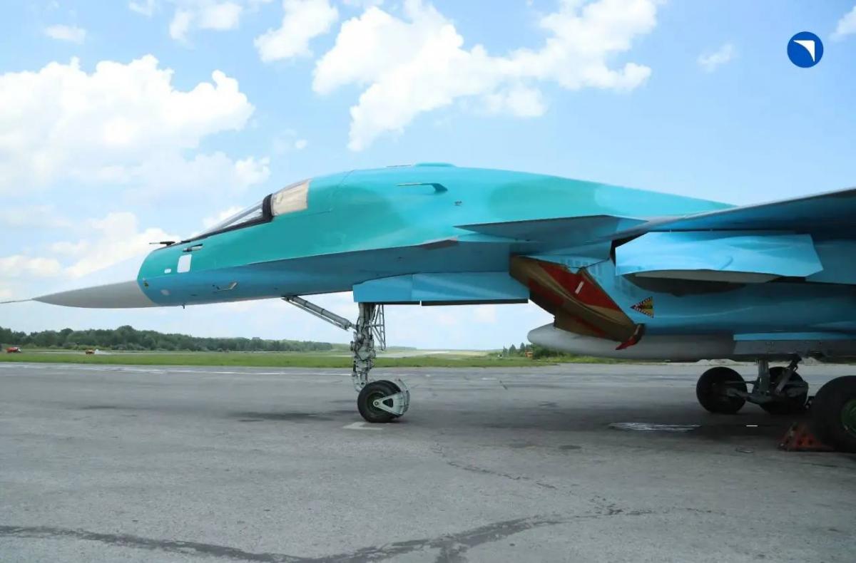 Російська армія отримала нові винищувачі Су-30СМ2 і фронтові бомбардувальники Су-34 (фото) Російська армія отримала нові винищувачі Су-30СМ2 і фронтові бомбардувальники Су-34 (фото)