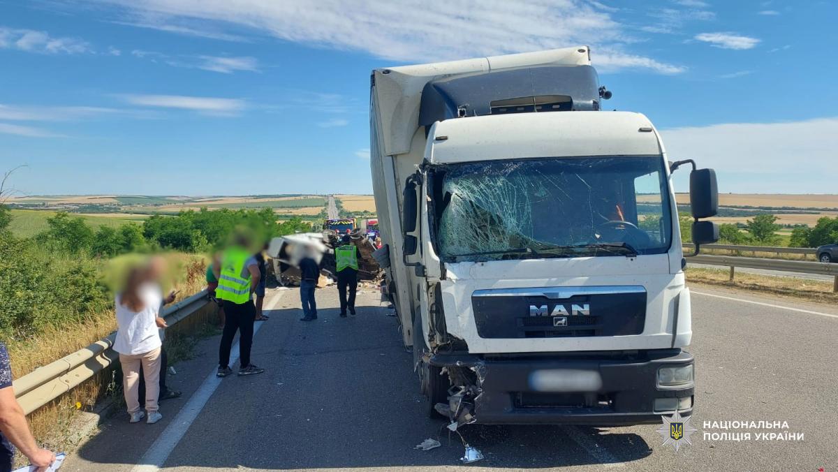 На Одещині зіткнулися маршрутка та вантажівка: загинув підліток, багато постраждалих На Одещині зіткнулися маршрутка та вантажівка: загинув підліток, багато постраждалих