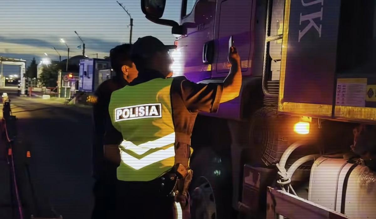 Россияне массово рванули за бензином в Казахстан: на границе появились десятки блокпостов Россияне массово рванули за бензином в Казахстан: на границе появились десятки блокпостов
