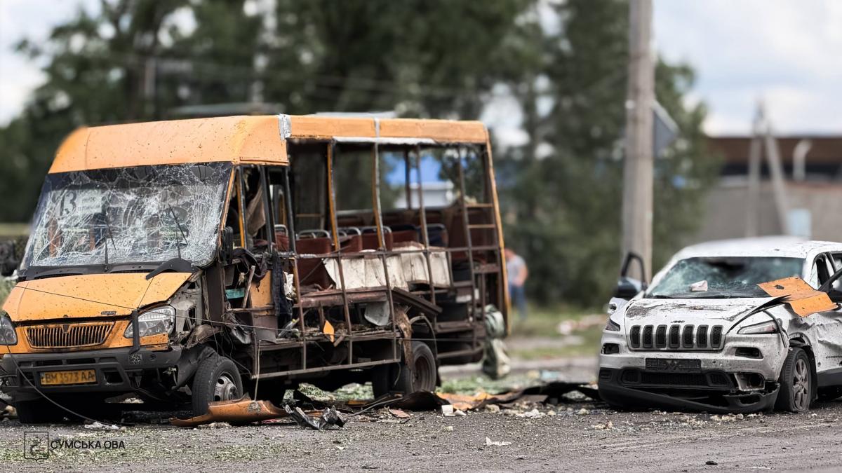 Росія вдарила по Сумах, загинуло 4 особи, кількість поранених зросла до 17 (відео) Росія вдарила по Сумах, загинуло 4 особи, кількість поранених зросла до 17 (відео)