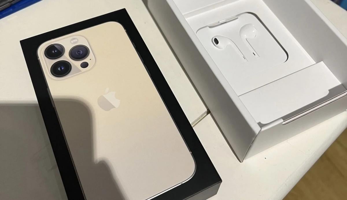 Apple почала, решта підхопили: чому з коробок смартфонів зникли навушники Apple почала, решта підхопили: чому з коробок смартфонів зникли навушники