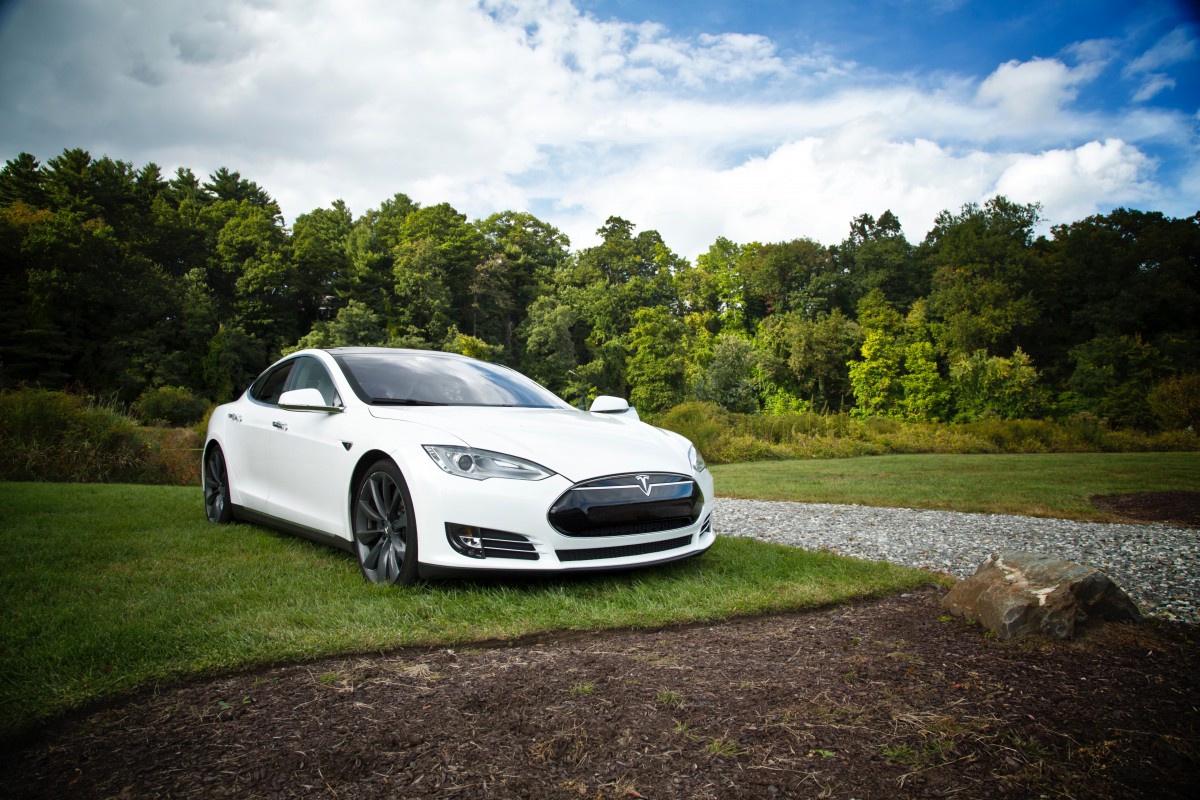 Чоловік випробував кожну модель Tesla і назвав найкращу Чоловік випробував кожну модель Tesla і назвав найкращу