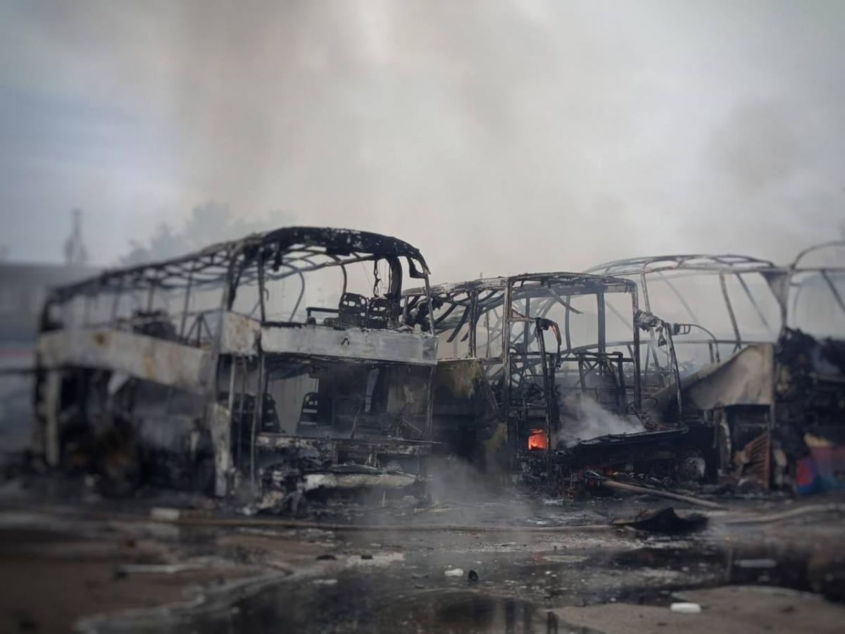 Росія атакувала Одесу: внаслідок влучань згоріли автобуси, 4 поранених (фото, відео) Росія атакувала Одесу: внаслідок влучань згоріли автобуси, 4 поранених (фото, відео)