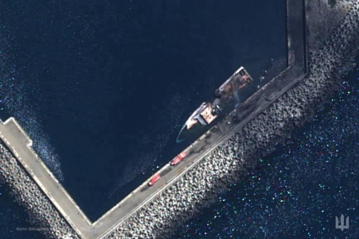 ВМС показали спутниковый снимок затопленного российского корабля 'Изумруд' ВМС показали спутниковый снимок затопленного российского корабля 'Изумруд'