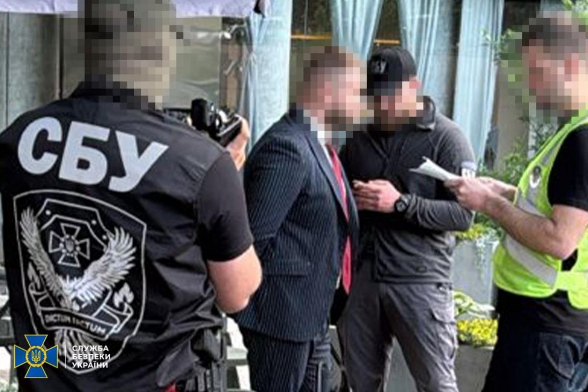 30 тысяч долларов за 'правильный' раздел имущества: в Киеве на взятке разоблачили адвоката
