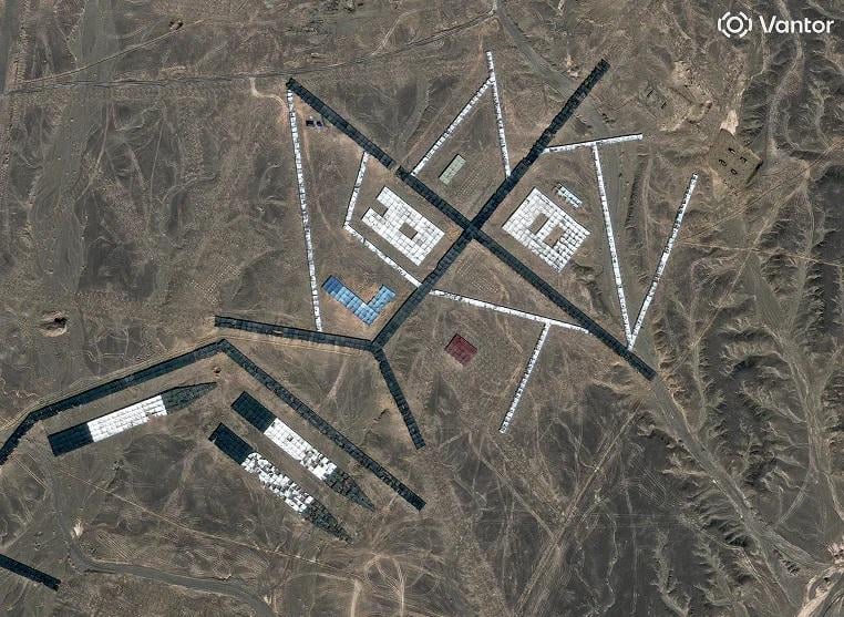 Китай побудував копії американського корабля, літаків та військової бази: для чого йому це потрібно