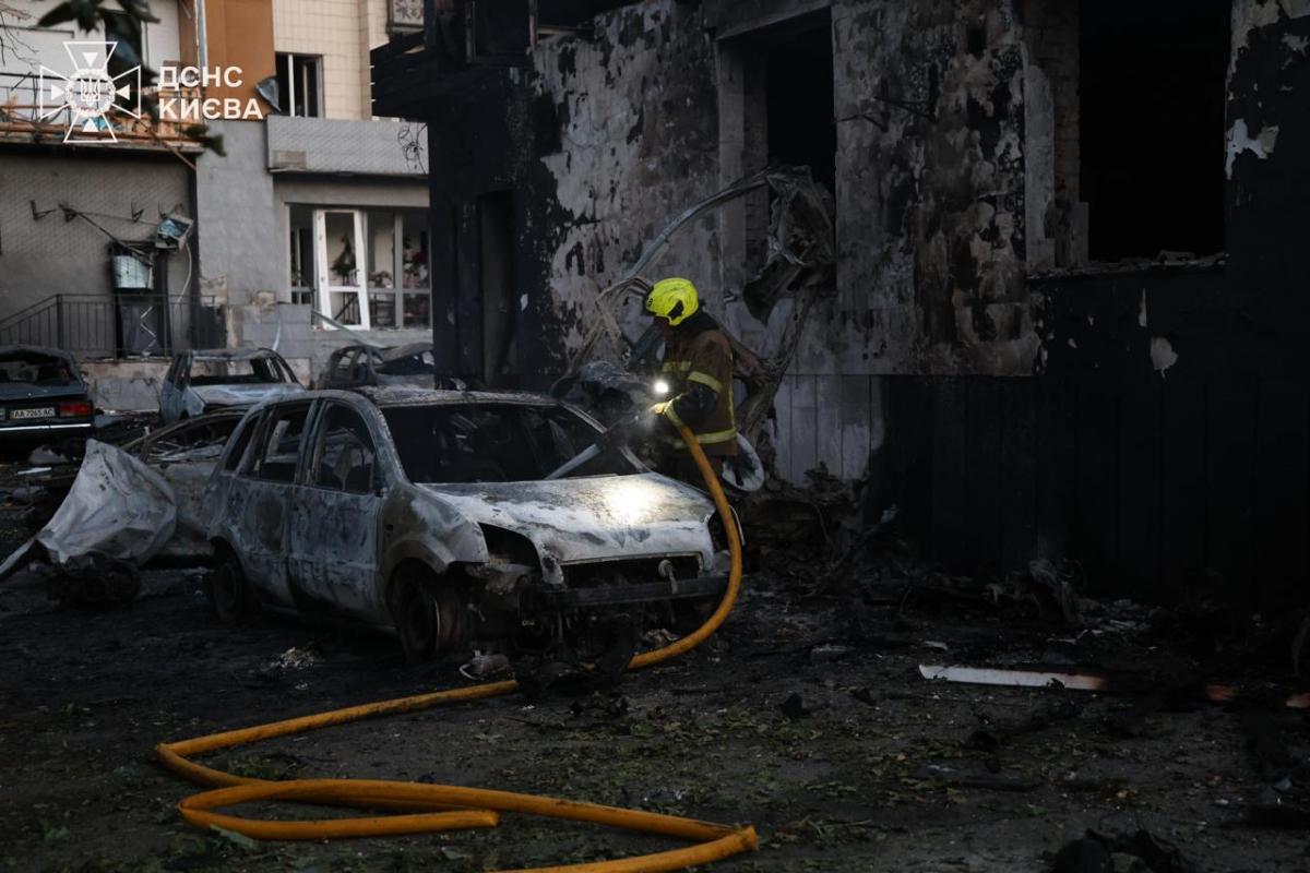Удар РФ по Киеву: попадания и пожары в 5 районах, число пострадавших возросло (фото) Удар РФ по Киеву: попадания и пожары в 5 районах, число пострадавших возросло (фото)