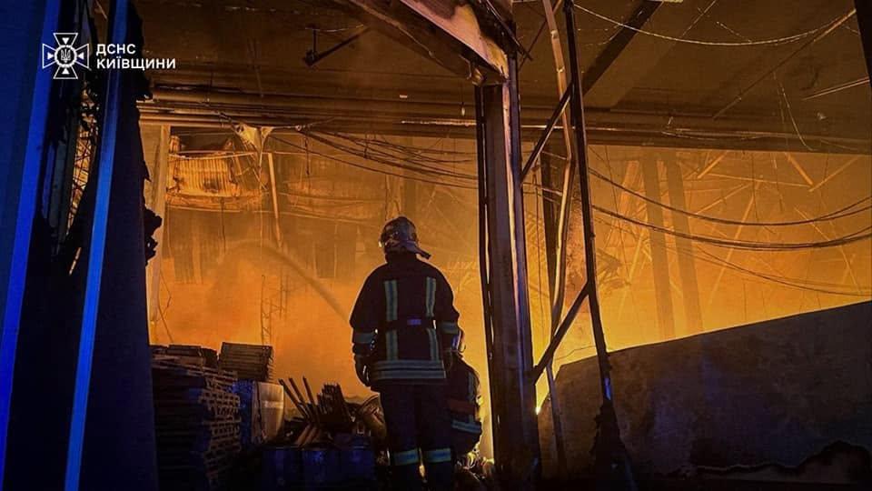 РФ масовано атакувала Київщину: виникли пожежі, постраждали люди (фото) РФ масовано атакувала Київщину: виникли пожежі, постраждали люди (фото)