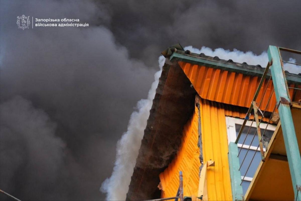 Росіяни обстріляли пасажирський поїзд на Запоріжжі: виникла пожежа, є постраждала Росіяни обстріляли пасажирський поїзд на Запоріжжі: виникла пожежа, є постраждала