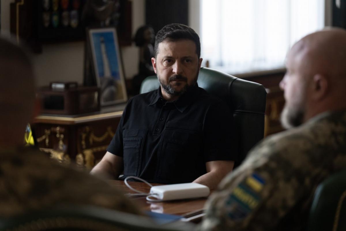 Зеленський провів зустрічі із трьома генералами: про що говорили Зеленський провів зустрічі із трьома генералами: про що говорили
