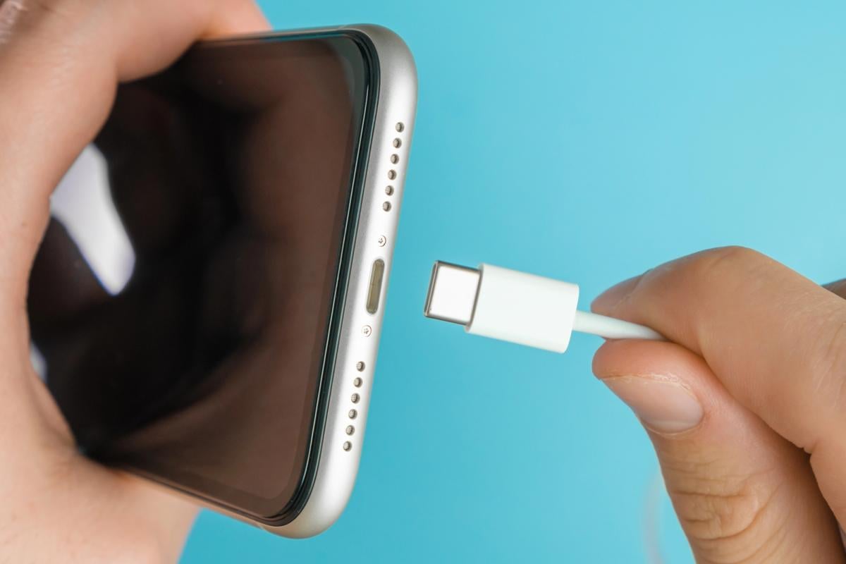 Что будет, если заряжать смартфон дешевым USB-кабелем: эксперт объяснил последствия Что будет, если заряжать смартфон дешевым USB-кабелем: эксперт объяснил последствия