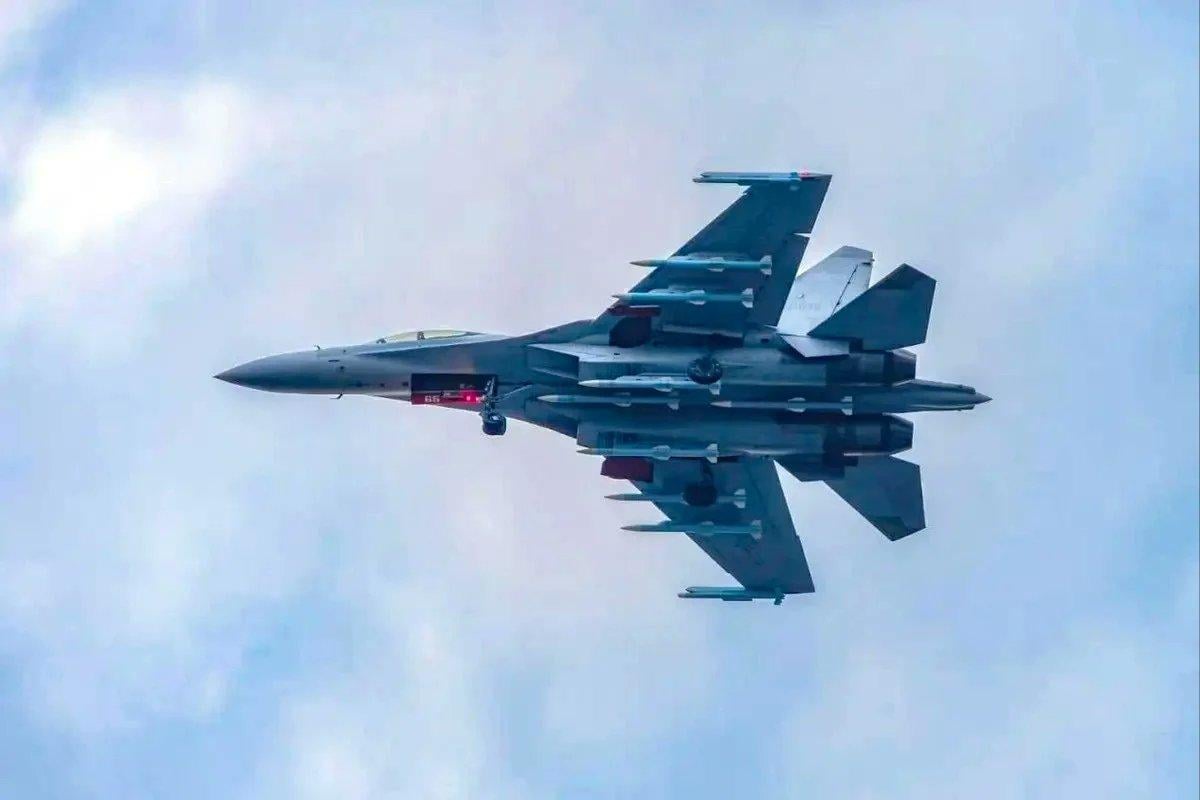 Китайский истребитель J-16 показали в 'режиме зверя': что означает необычное вооружение Китайский истребитель J-16 показали в 'режиме зверя': что означает необычное вооружение
