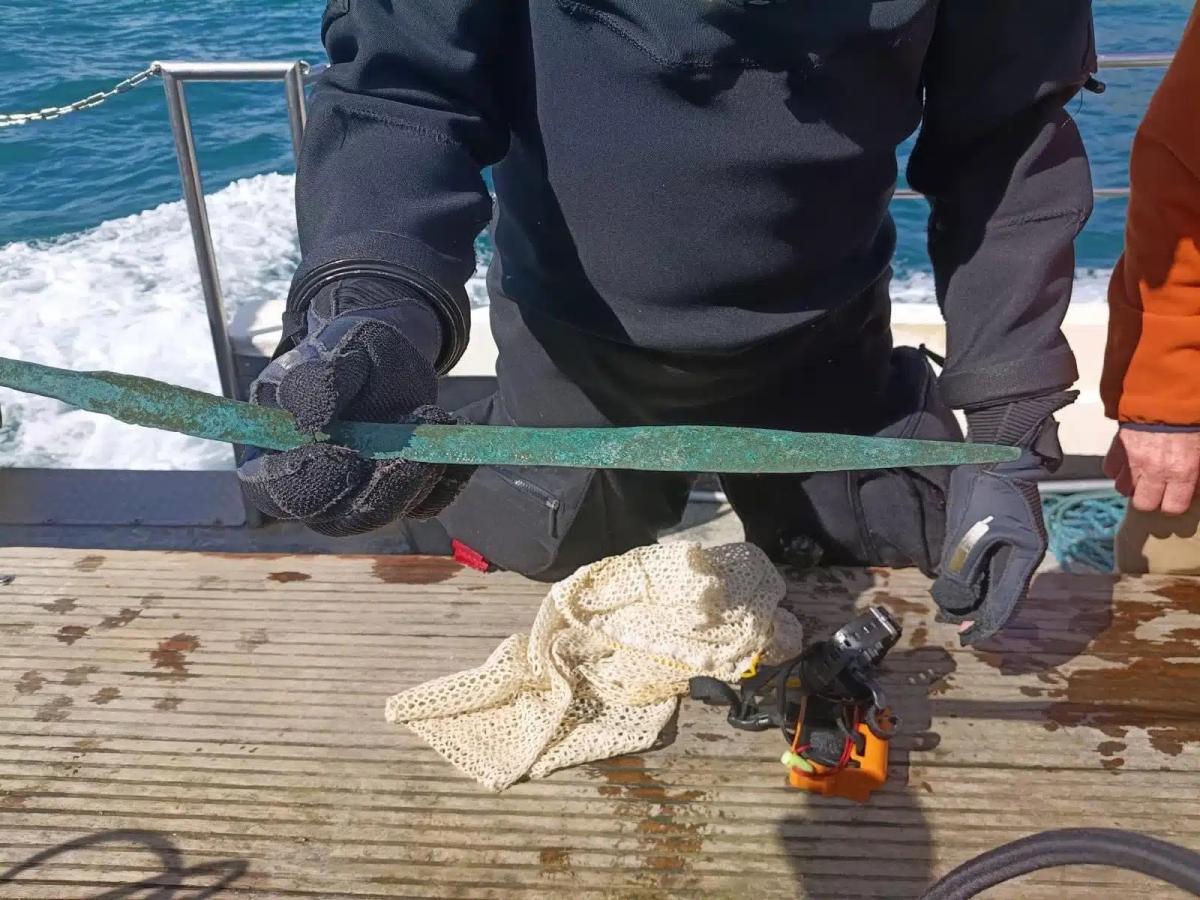 Водолазы нашли меч бронзового века возрастом 3000 лет, спрятанный в море