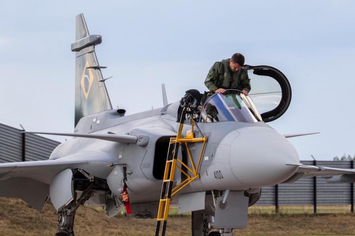 Швед над Полтавою. Gripen E проти Су-35C - хто кого переграє та знищить Швед над Полтавою. Gripen E проти Су-35C - хто кого переграє та знищить