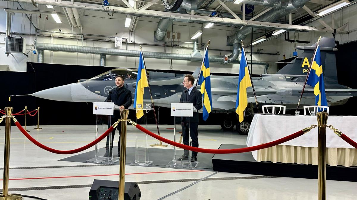 Швед над Полтавою. Gripen E проти Су-35C - хто кого переграє та знищить Швед над Полтавою. Gripen E проти Су-35C - хто кого переграє та знищить