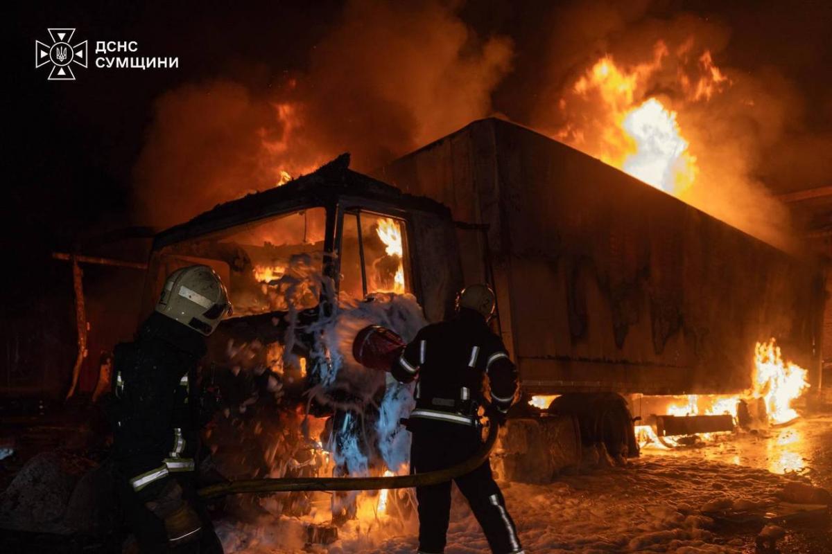 Росіяни реактивним дроном вбили трьох водіїв 'Нової пошти' в Сумах Росіяни реактивним дроном вбили трьох водіїв 'Нової пошти' в Сумах
