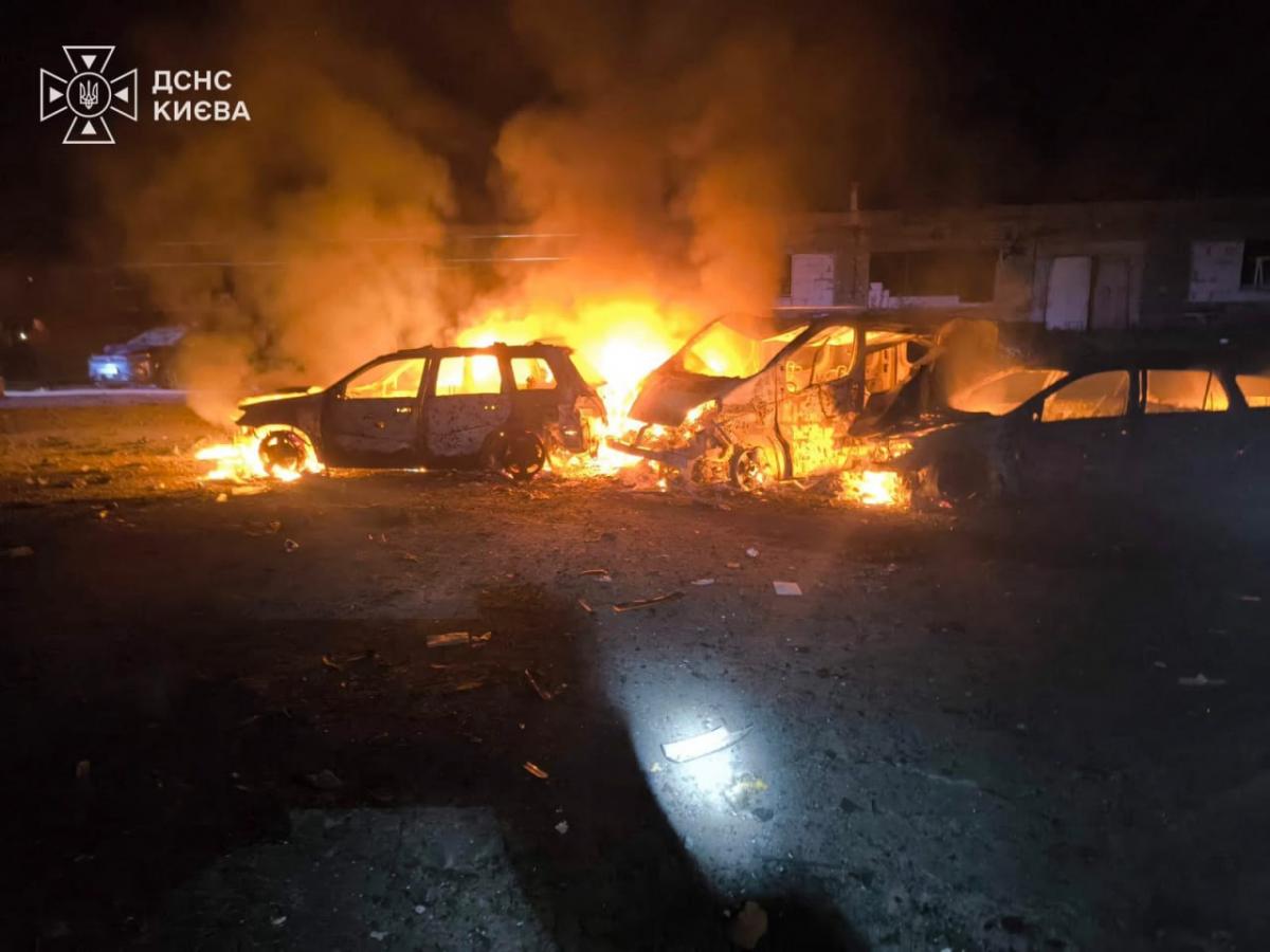 Росіяни завдали нічного удару по Києву: палали автівки, виникли пожежі у багатоповерхівках Росіяни завдали нічного удару по Києву: палали автівки, виникли пожежі у багатоповерхівках