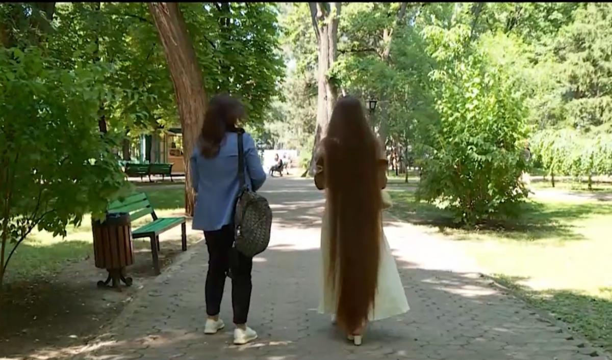 Українська лікарка відростила волосся до землі: у чому її секрет (фото) Українська лікарка відростила волосся до землі: у чому її секрет (фото)
