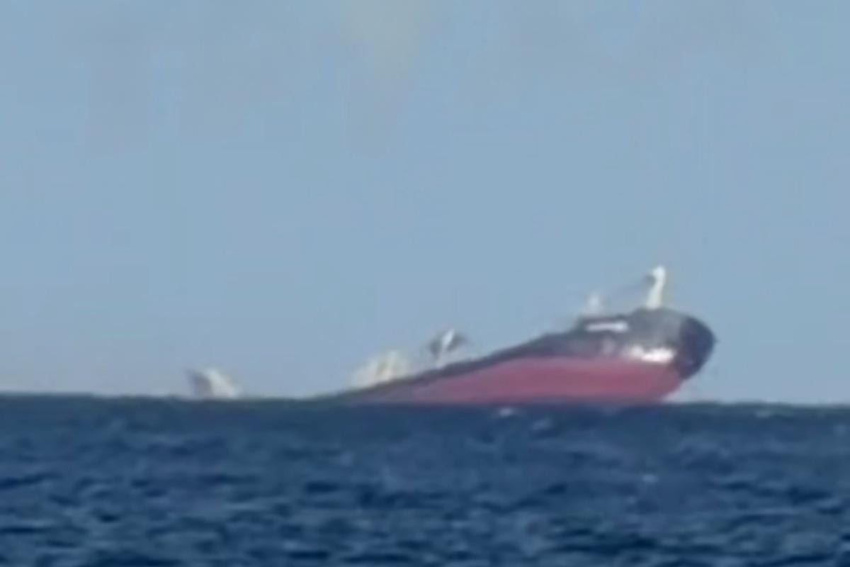 Біля Одеси потонув суховантаж з кукурудзою, атакований росіянами, - соцмережі (відео) Біля Одеси потонув суховантаж з кукурудзою, атакований росіянами, - соцмережі (відео)