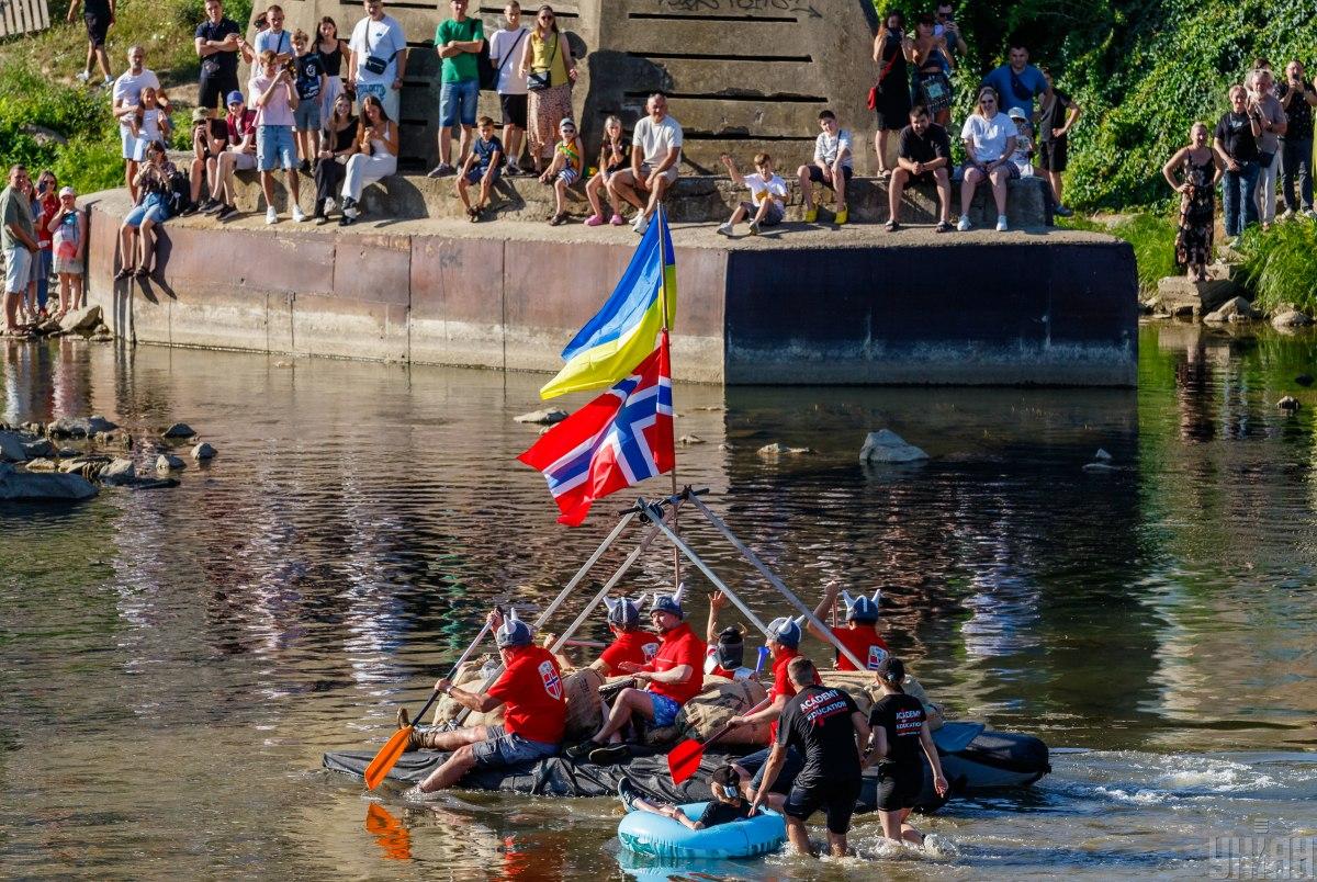 В Ужгороді вперше за час повномасштабної війни пройшла знаменита регата: хто переміг (фоторепортаж) В Ужгороді вперше за час повномасштабної війни пройшла знаменита регата: хто переміг (фоторепортаж)