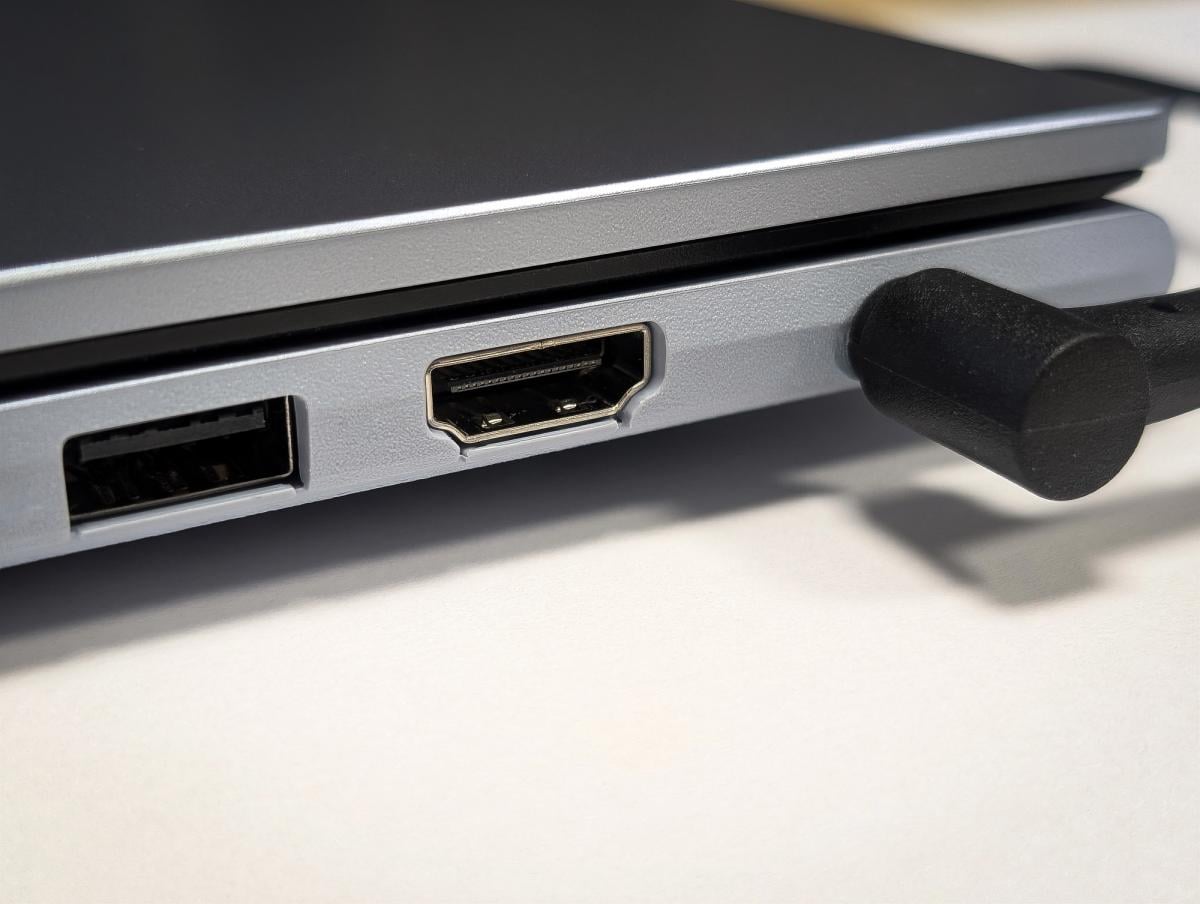 Як правильно очистити USB-порт від пилу та ворсу, не пошкодивши контакти