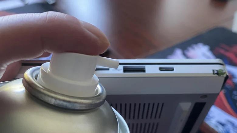 Як правильно очистити USB-порт від пилу та ворсу, не пошкодивши контакти