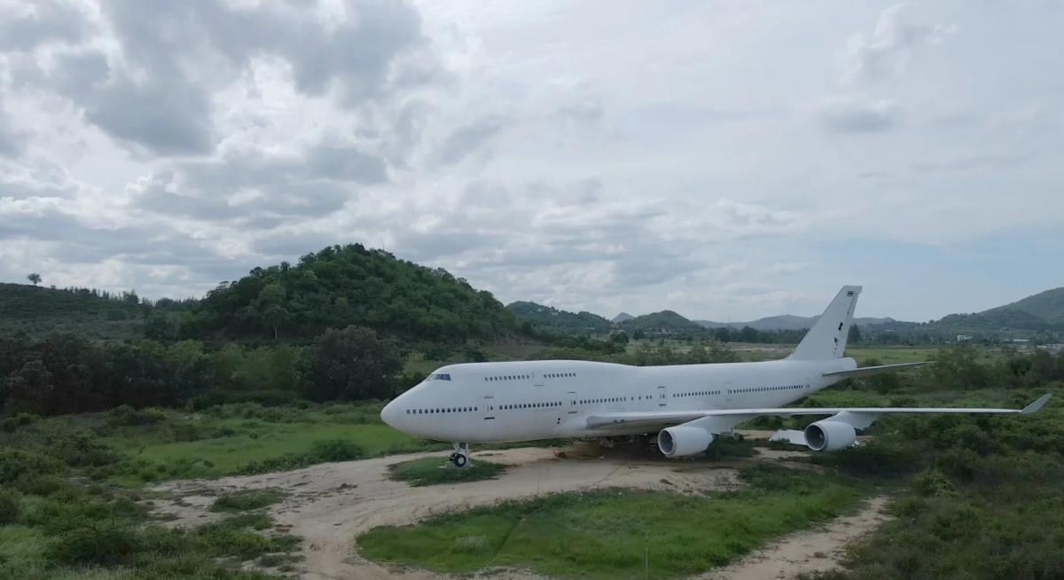 На полі в Таїланді три роки стоїть покинутий Boeing 747: як він там опинився На полі в Таїланді три роки стоїть покинутий Boeing 747: як він там опинився
