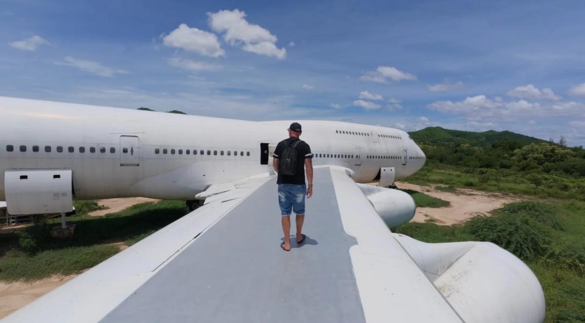На полі в Таїланді три роки стоїть покинутий Boeing 747: як він там опинився На полі в Таїланді три роки стоїть покинутий Boeing 747: як він там опинився