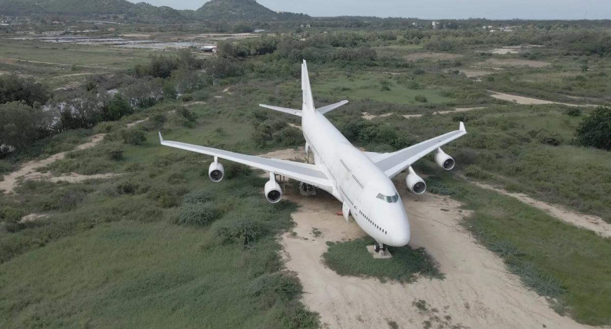 На полі в Таїланді три роки стоїть покинутий Boeing 747: як він там опинився На полі в Таїланді три роки стоїть покинутий Boeing 747: як він там опинився